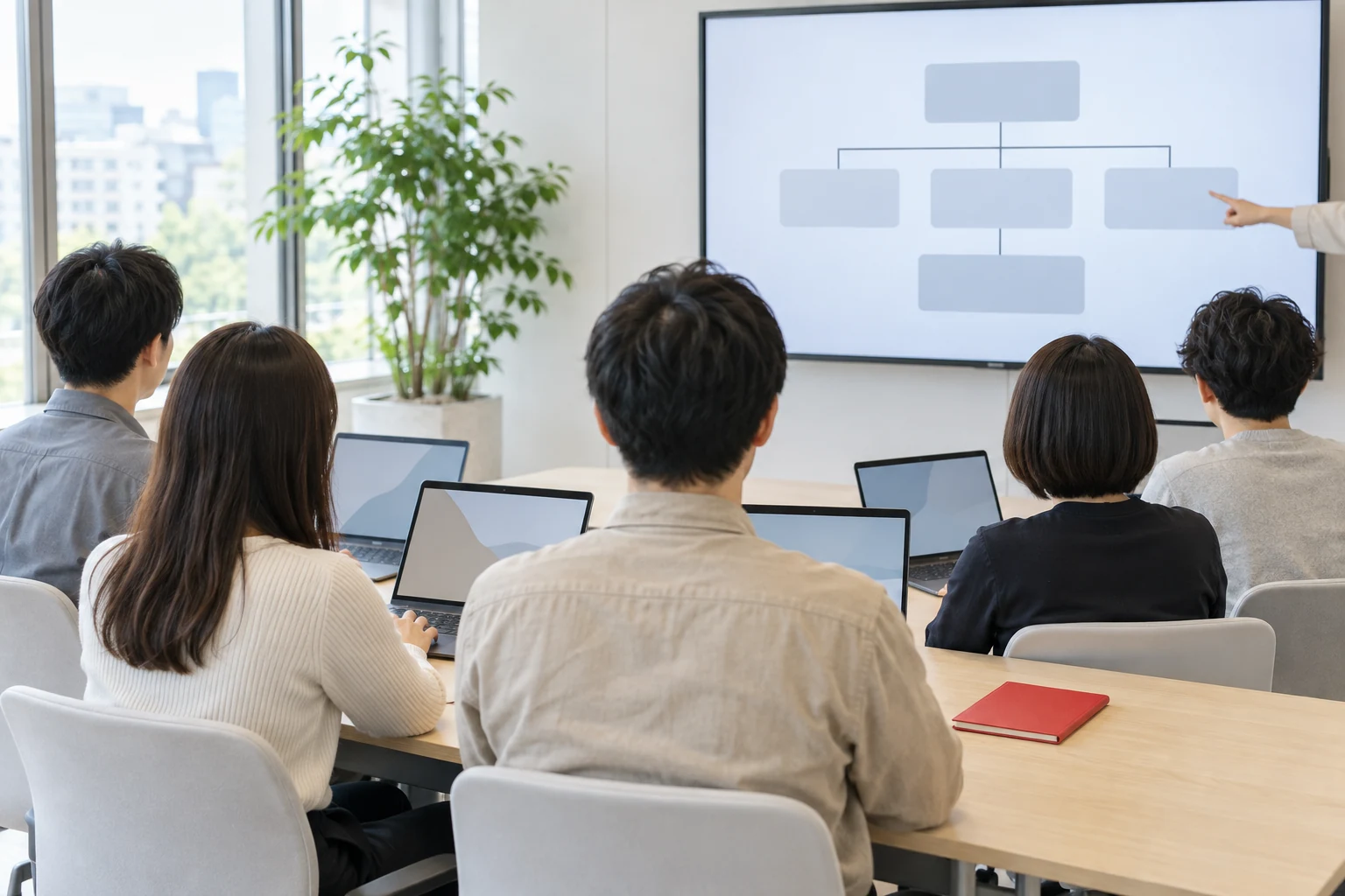パソコンを開いて学ぶ社員たち